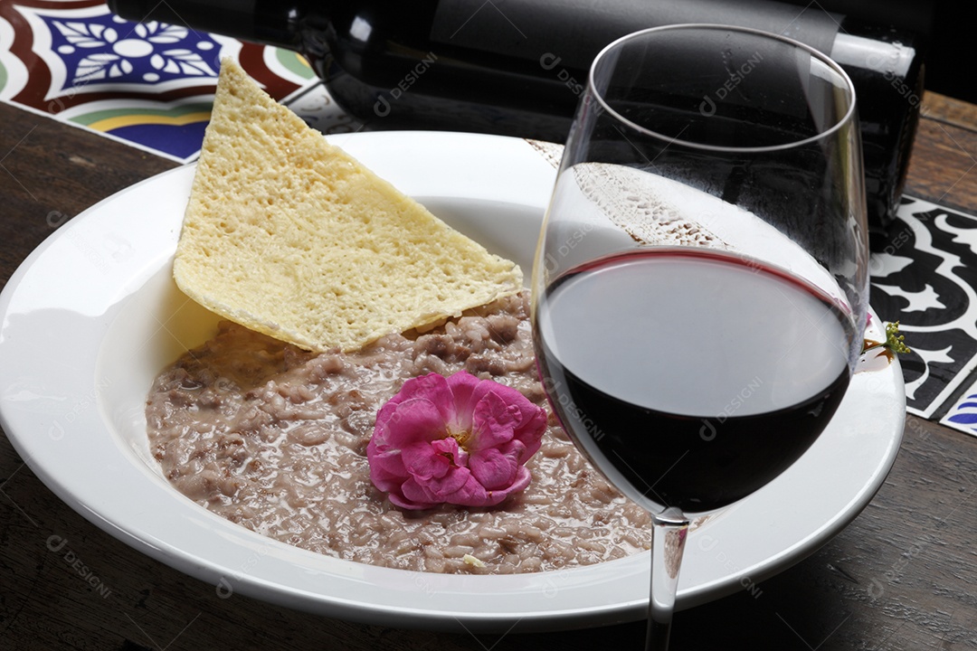 Risotto e vinho tinto e taça de vinho