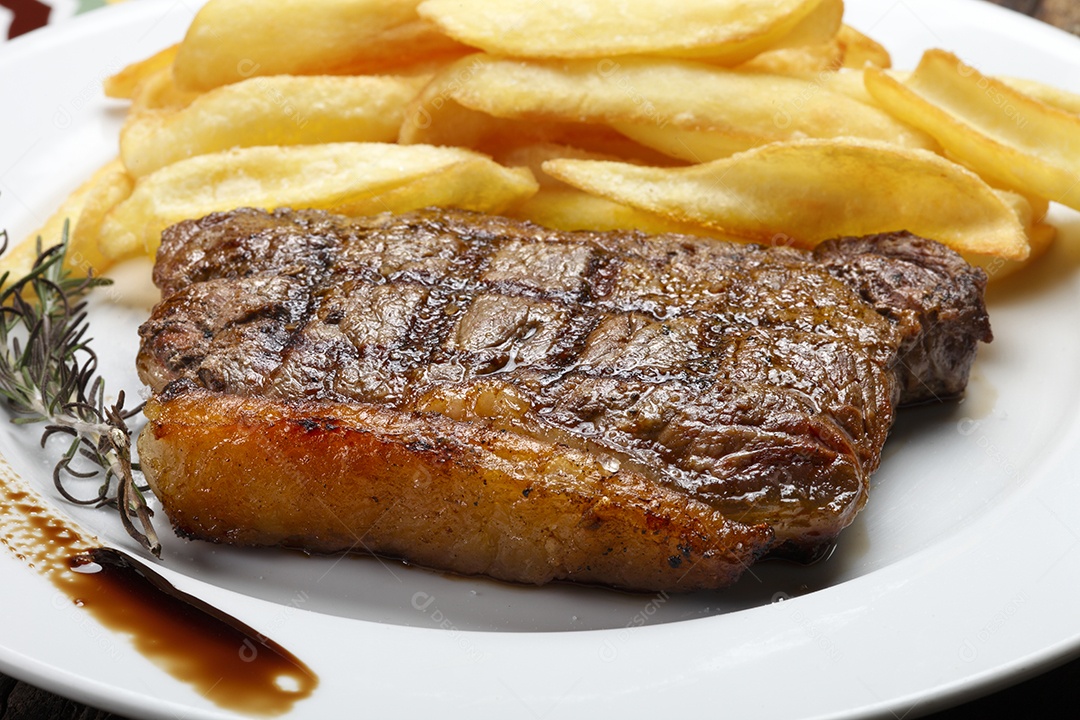 Picanha grelhada com batatas fritas