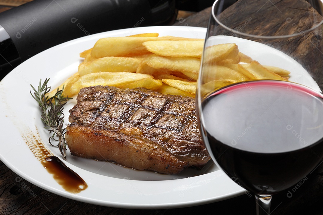 Picanha grelhada com batatas fritas e taça de vinho