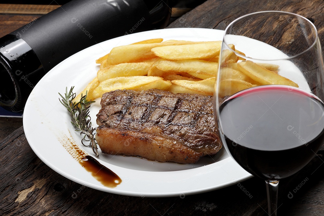 picanha grelhada com batatas fritas e taça de vinho