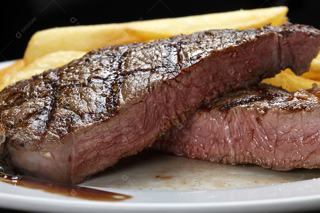 Picanha grelhada com batatas fritas