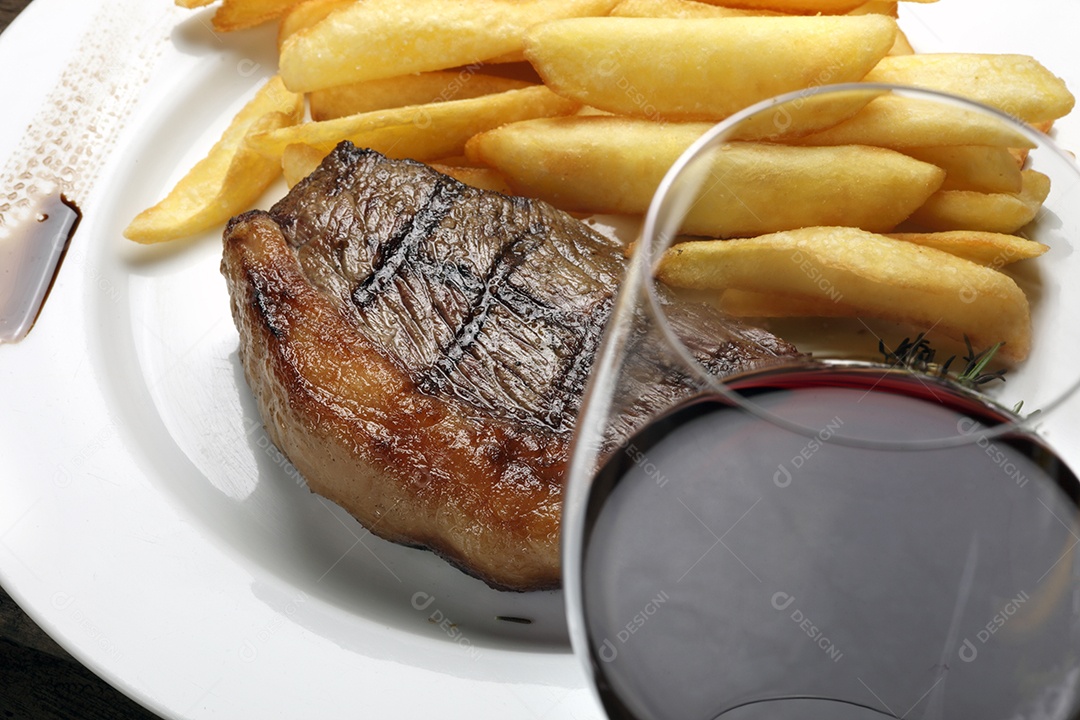 Batatas fritas com picanha assada e taça de vinho