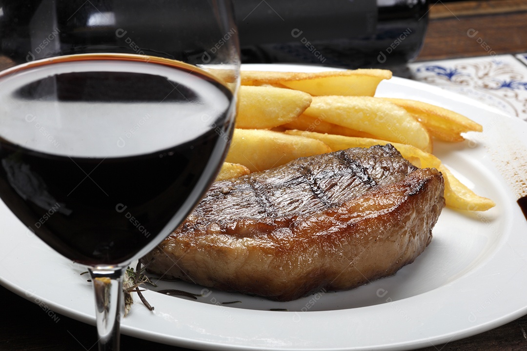 Picanha grelhada com batatas fritas