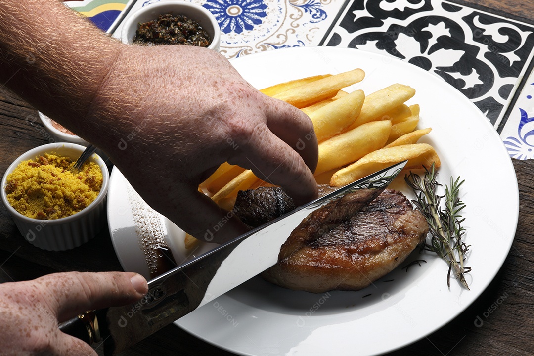Picanha grelhada com batatas fritas