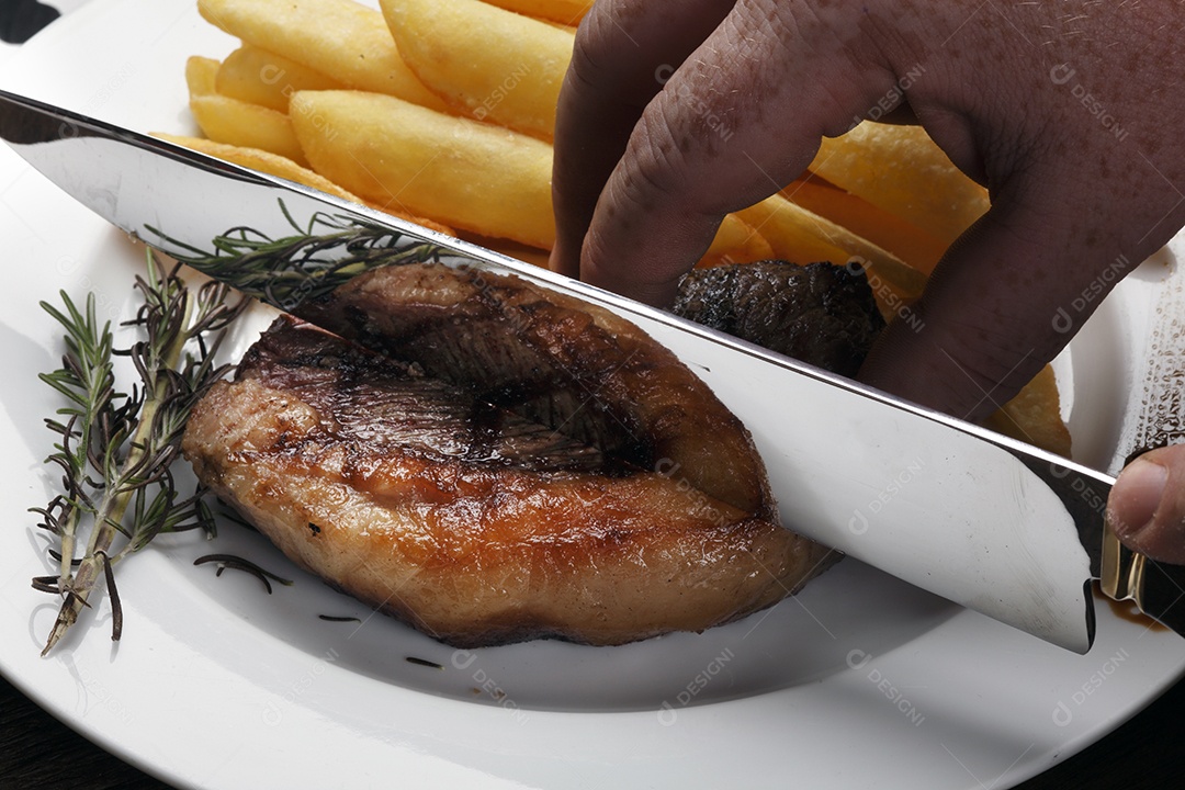 Picanha grelhada e batatas fritas