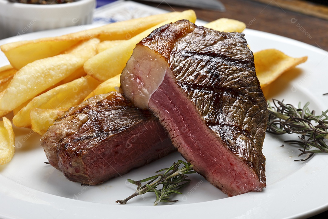 Picanha grelhada com batatas fritas