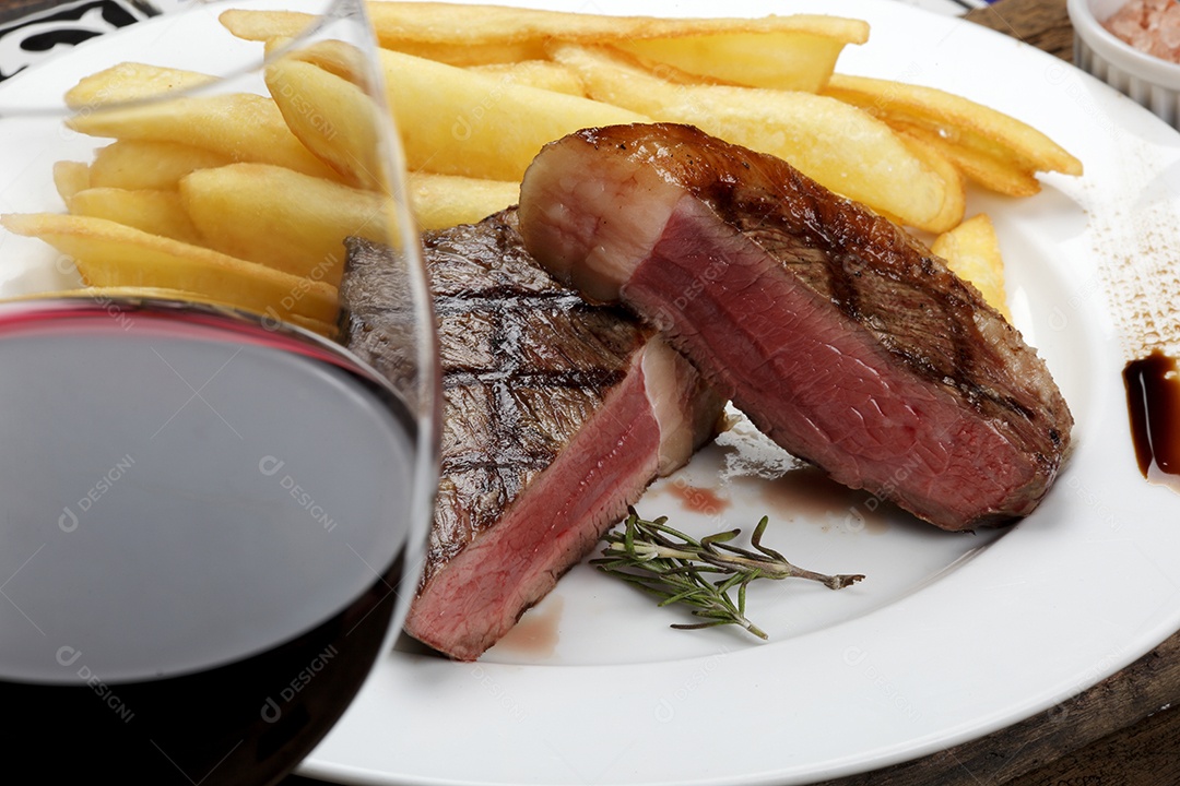 Batatas fritas e picanha grelhada com taça de vinho