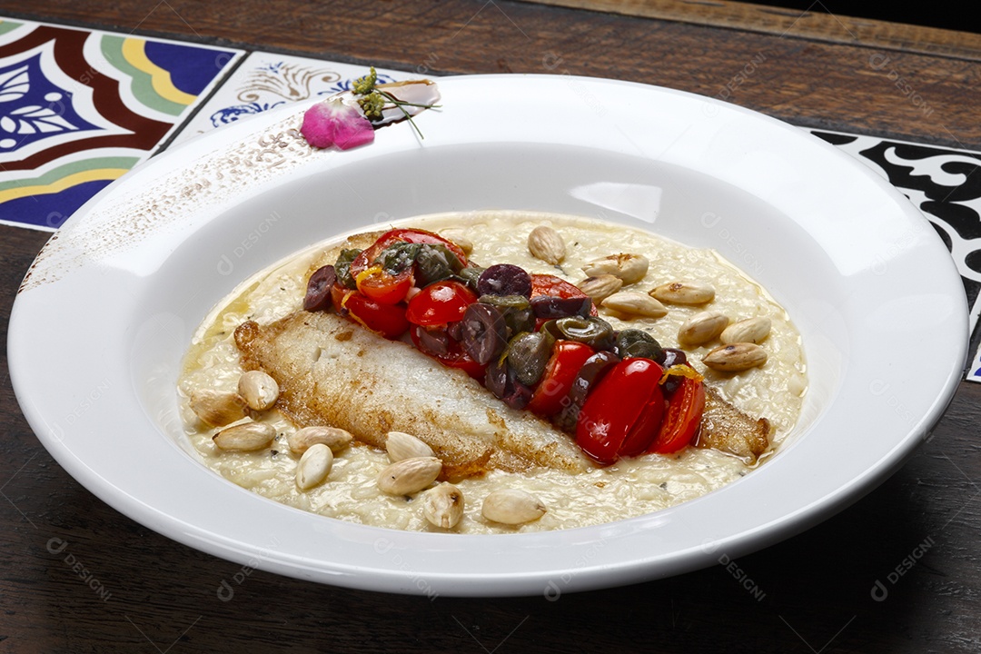 Risotto com filé de peixe e amêndoas