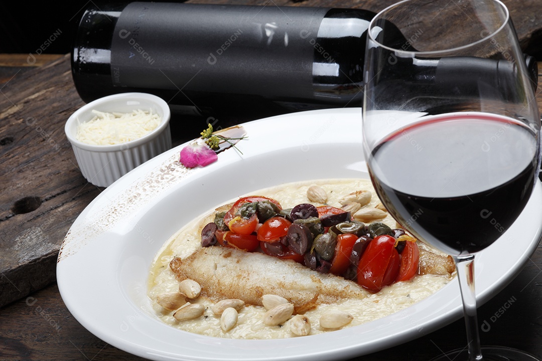 Risoto com filé de peixe e amêndoas e taça de vinho