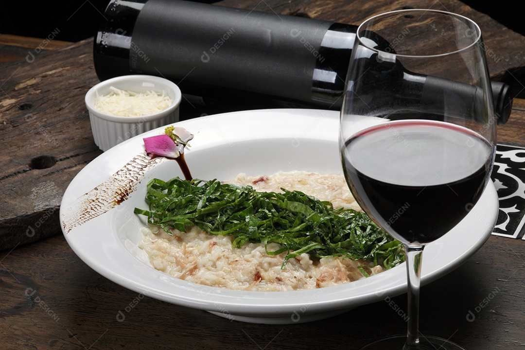 Risotto com couve e taça de vinho
