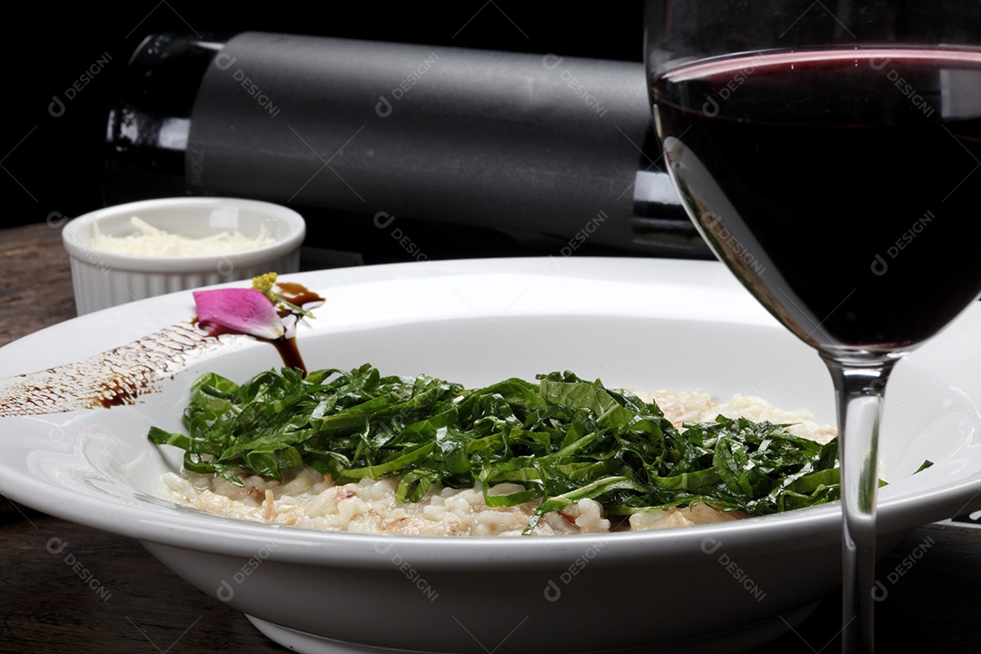 Risotto com couve e taça de vinho