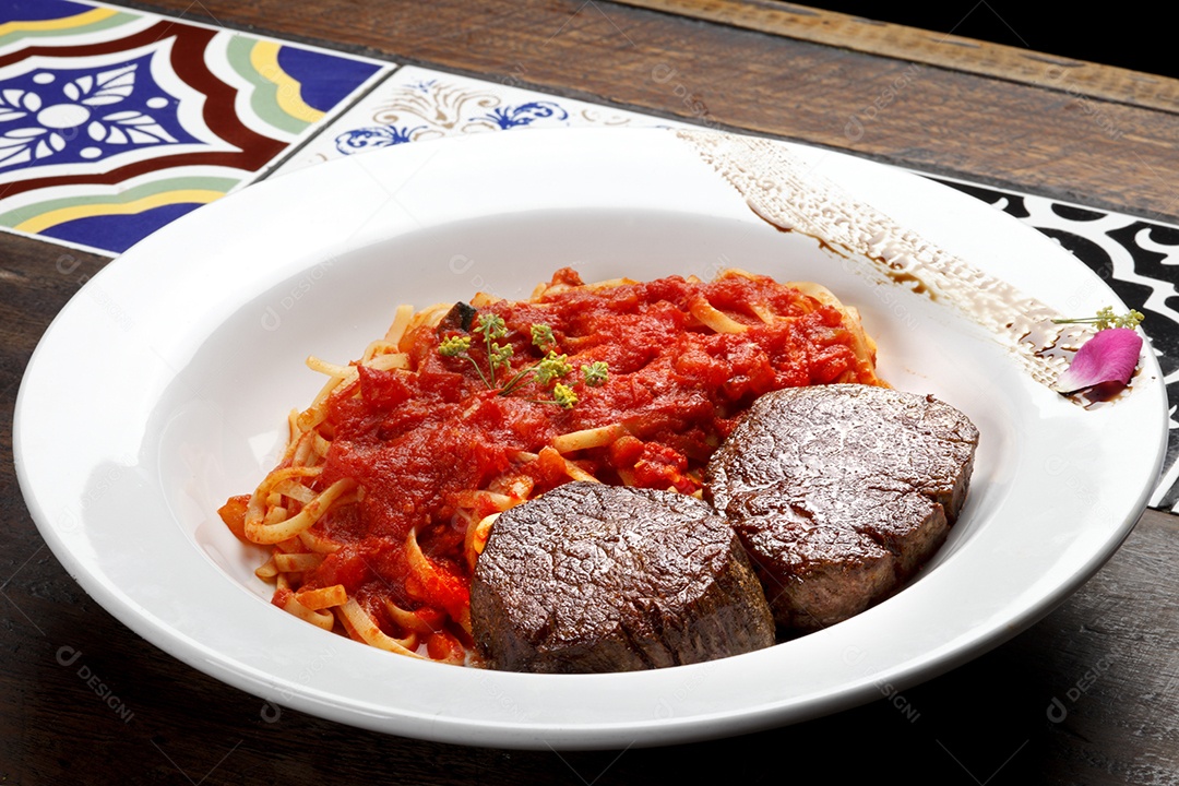Macarrão espaguete ao molho e filé mignon