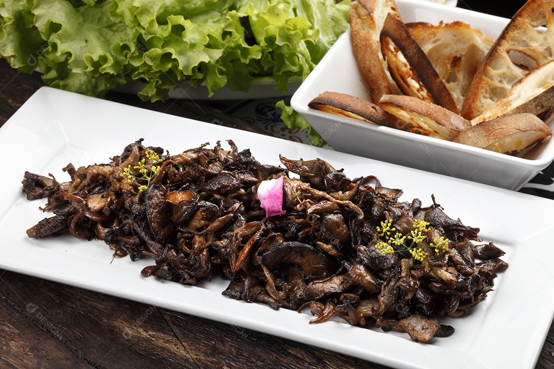 Shitake frito com taça de vinho