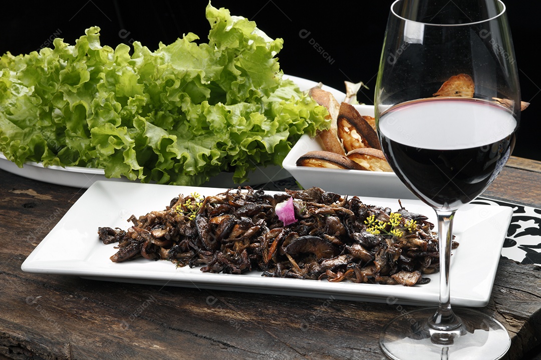 Shitake frito com taça de vinho