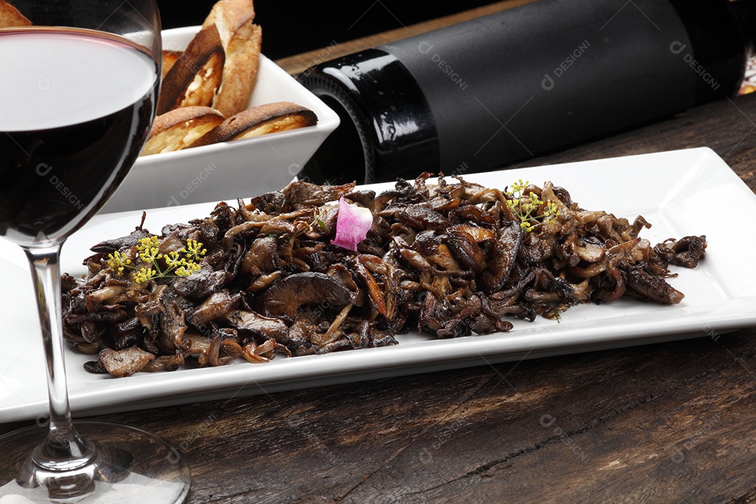 Shitake frito com taça de vinho