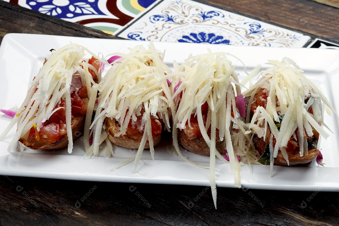 Bruchetta em um prato branco