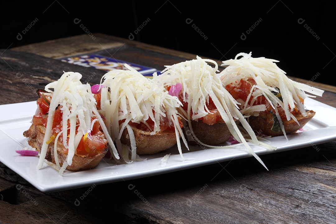 Bruchetta em um prato branco