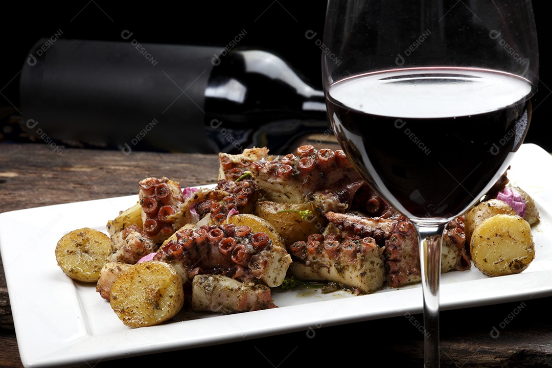 Comida de polvo e taça de vinho