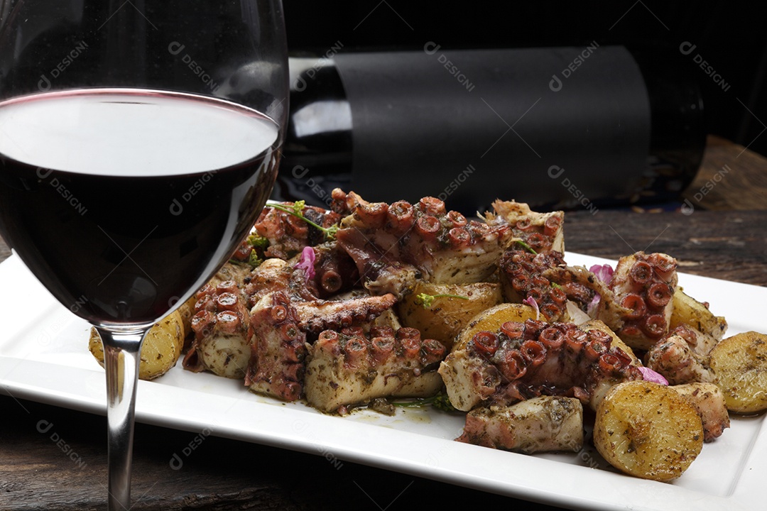 Comida de polvo e taça de vinho