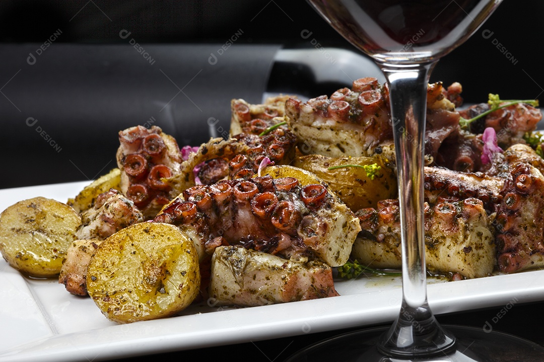 Comida de polvo e taça de vinho