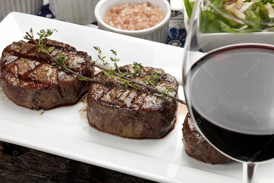 Três bifes assados ​​na grelha