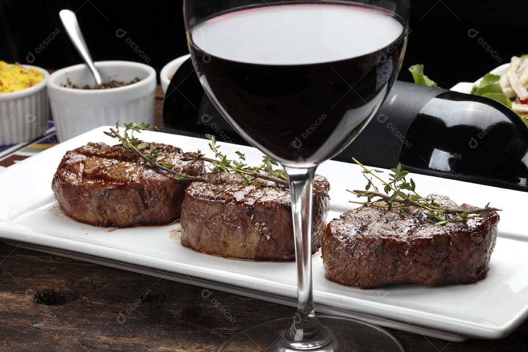 Três bifes assados ​​na grelha