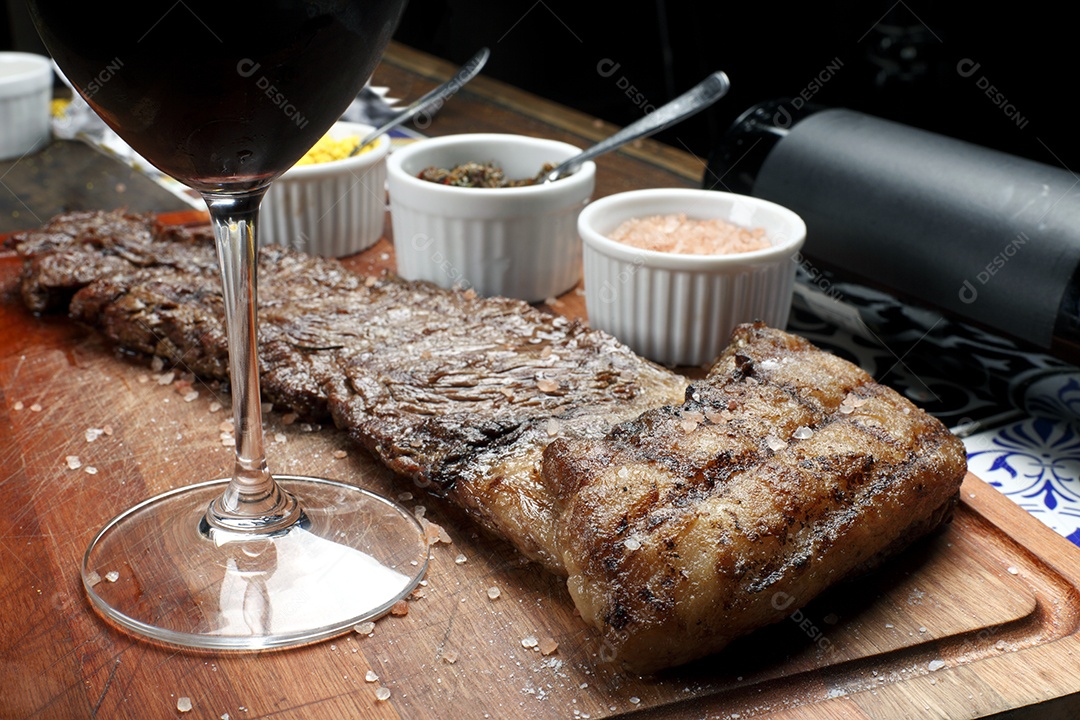 Bife grande de fraldinha assado com taça de vinho