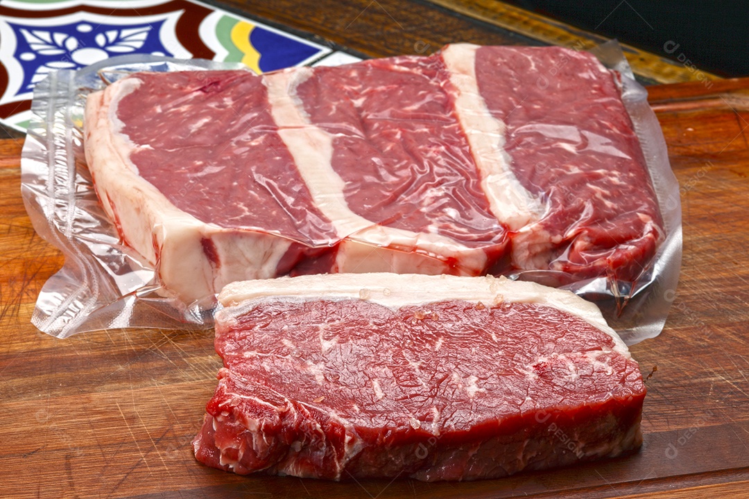 Saco plástico com bifes de picanha crua