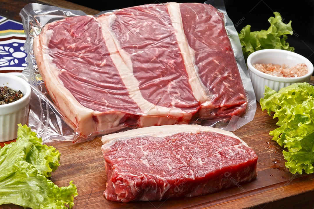 Saco com picanhas e temperos ao lado