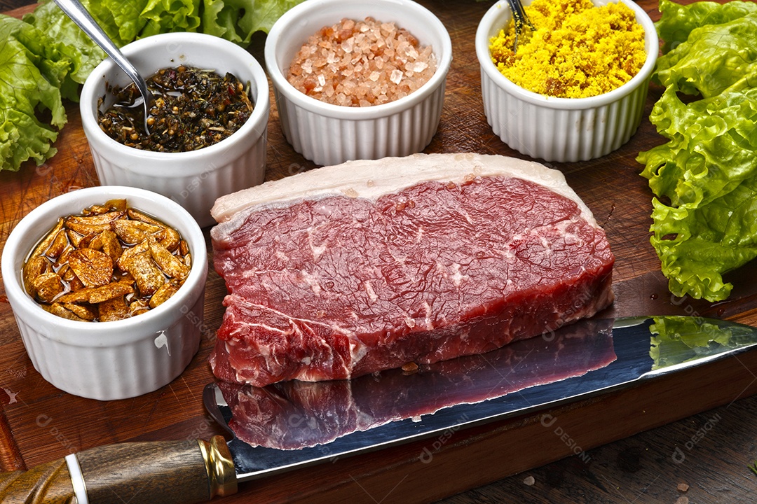 Bife de carne com temperos sobre tábua de madeira