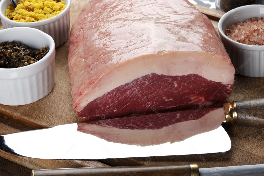 Tábua de madeira com carnes e temperos