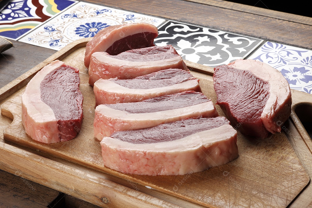 Tábua de madeira com peça de picanha