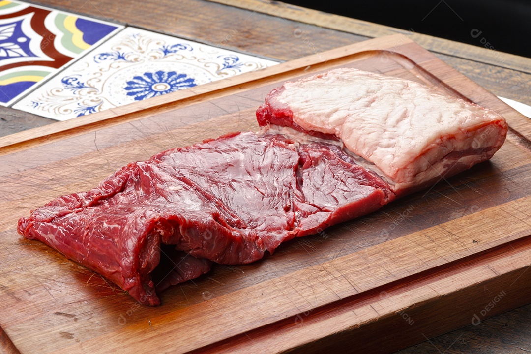 Pedaço de carne nobre sobre tábua de madeira