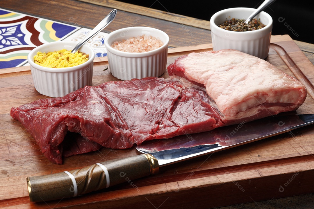 Pedaço de carne nobre sobre tábua de madeira