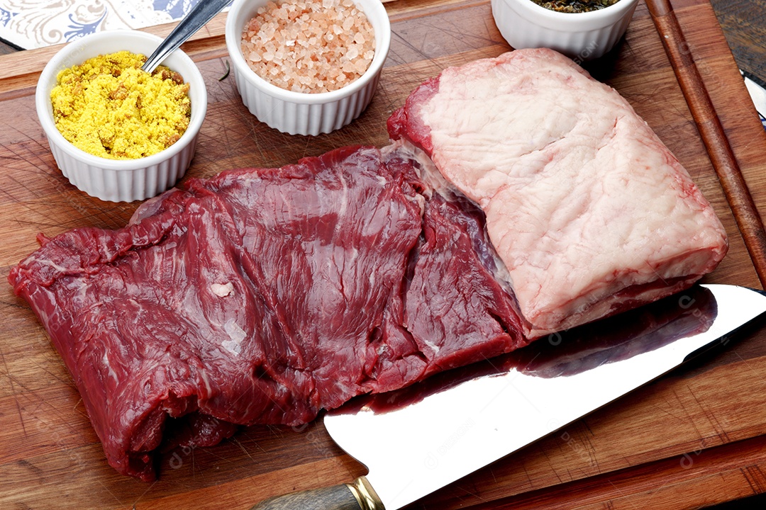 Pedaço de carne nobre sobre tábua de madeira