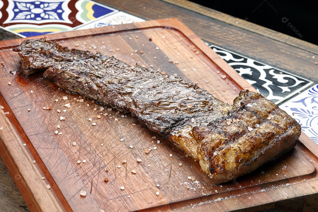 Delicioso bife grelhado suculento