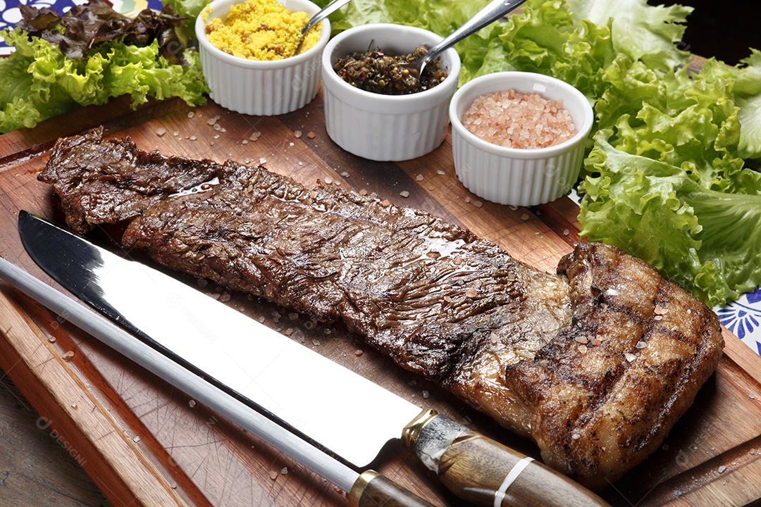 Delicioso bife grelhado suculento