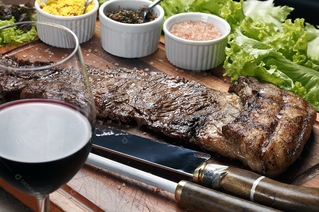 Delicioso bife grelhado suculento