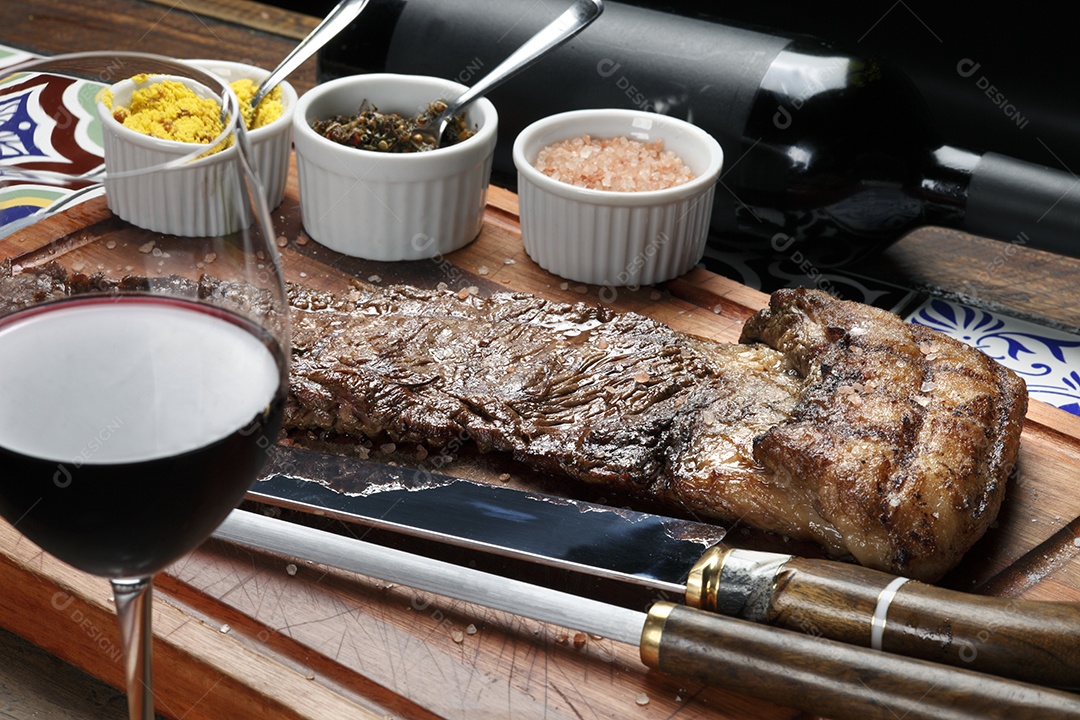 Delicioso bife grelhado suculento