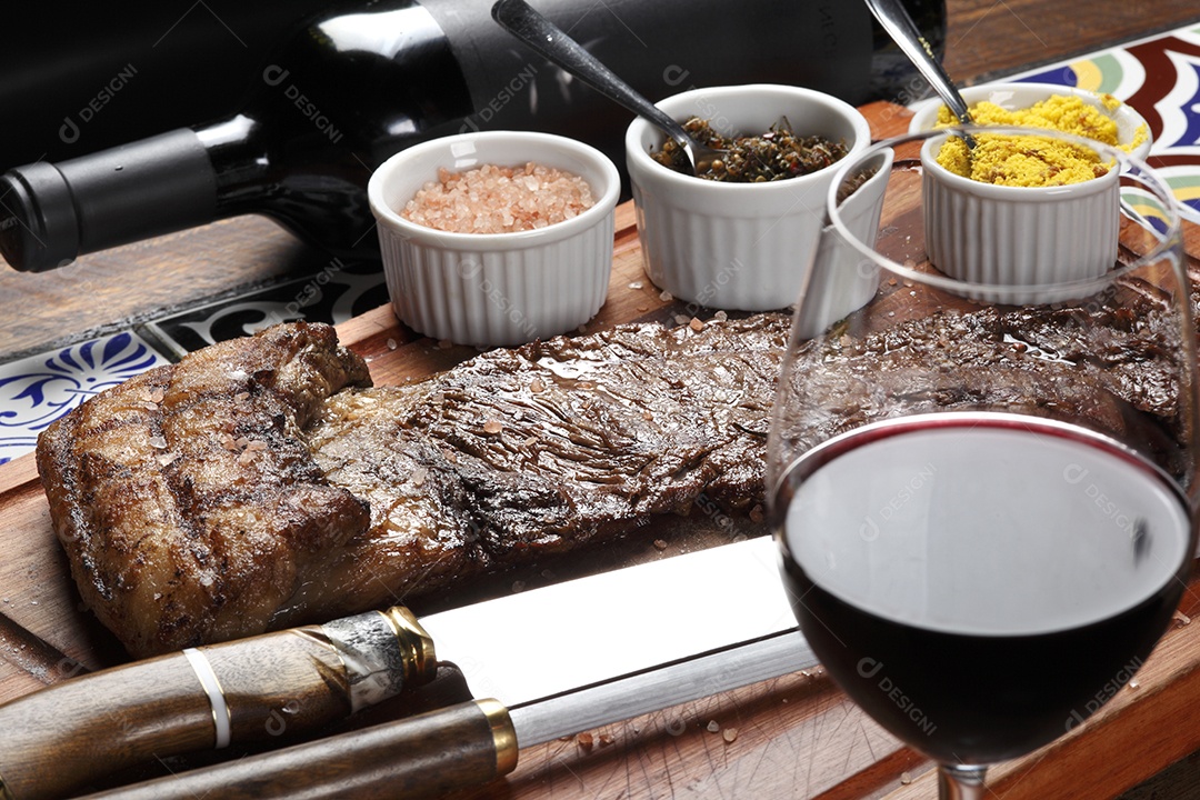 Delicioso bife grelhado suculento