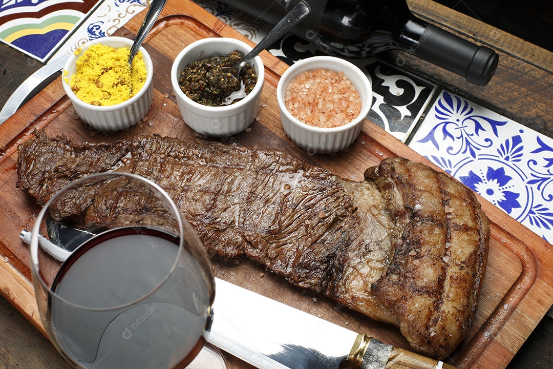 Delicioso bife grelhado suculento