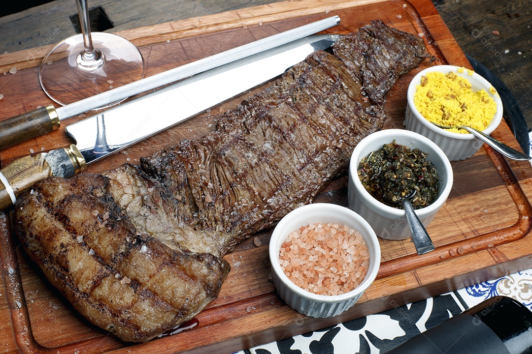 Delicioso bife grelhado suculento