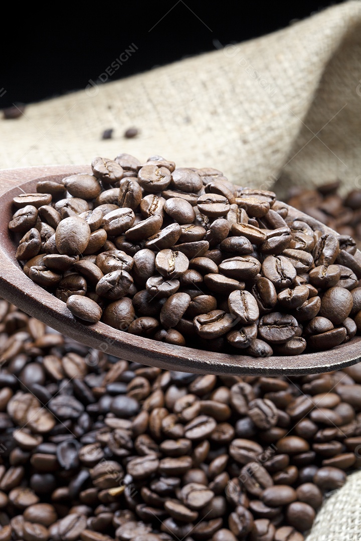 Colher com grãos de café torrado