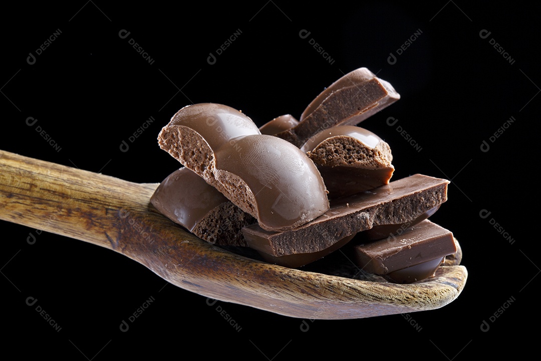 Colher de madeira com barras de chocolate