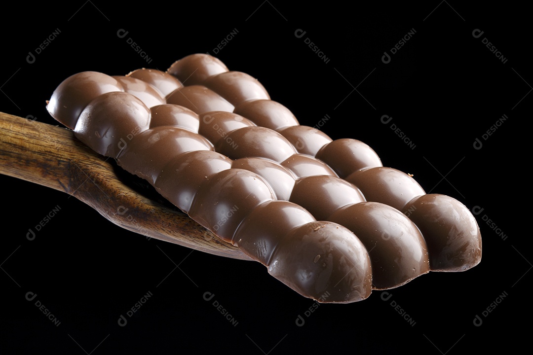 Chocolate em uma colher de madeira