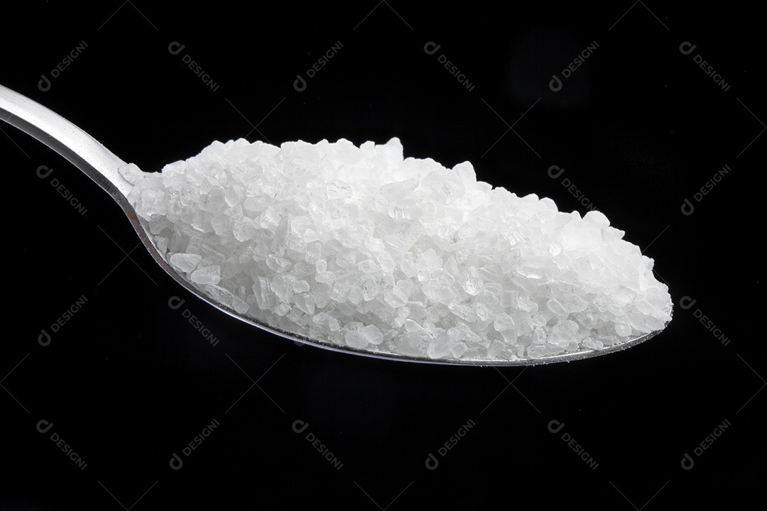 sal grosso em uma colher de aço