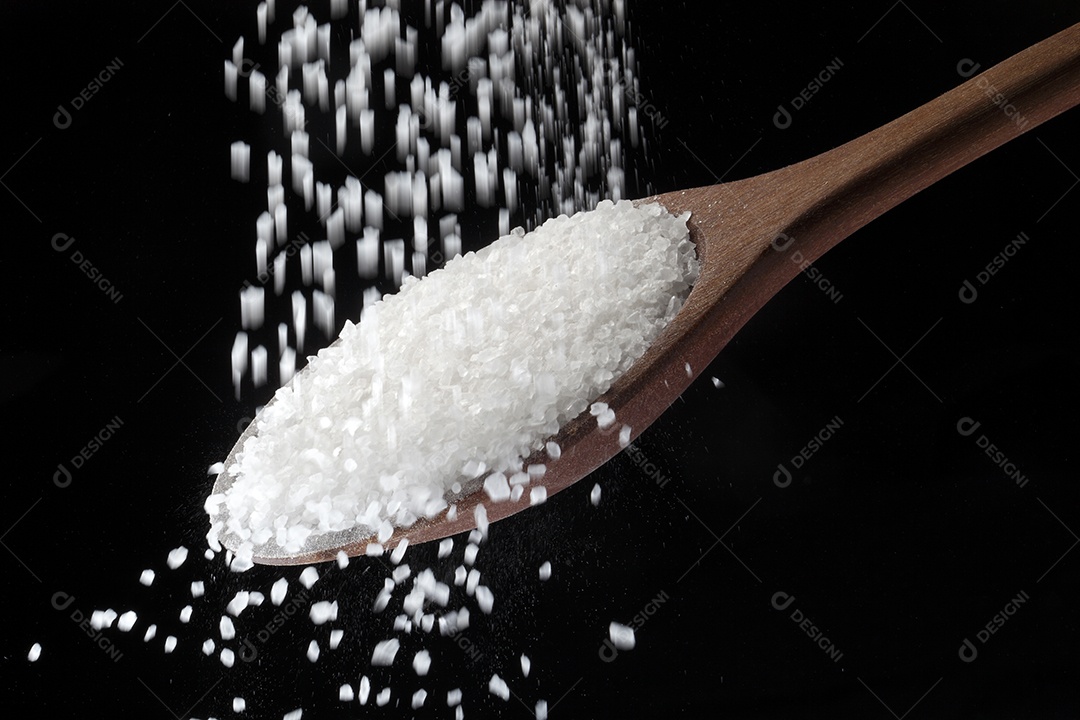 Colher de madeira com sal grosso