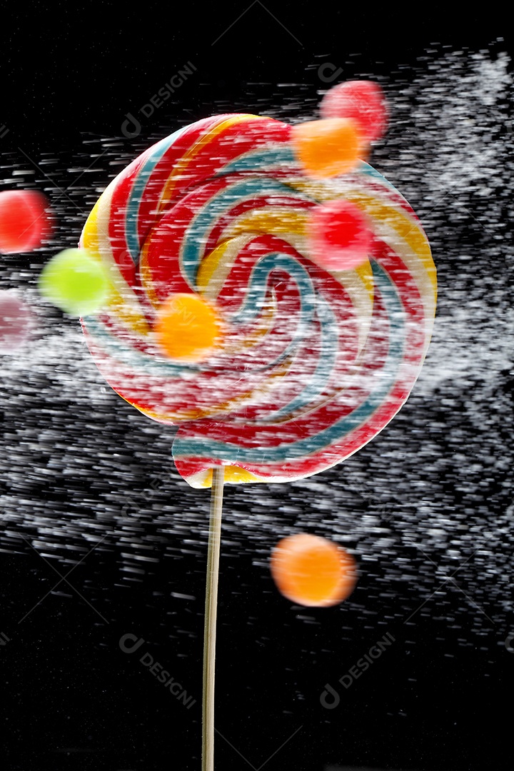 Pirulito colorido com jujubas