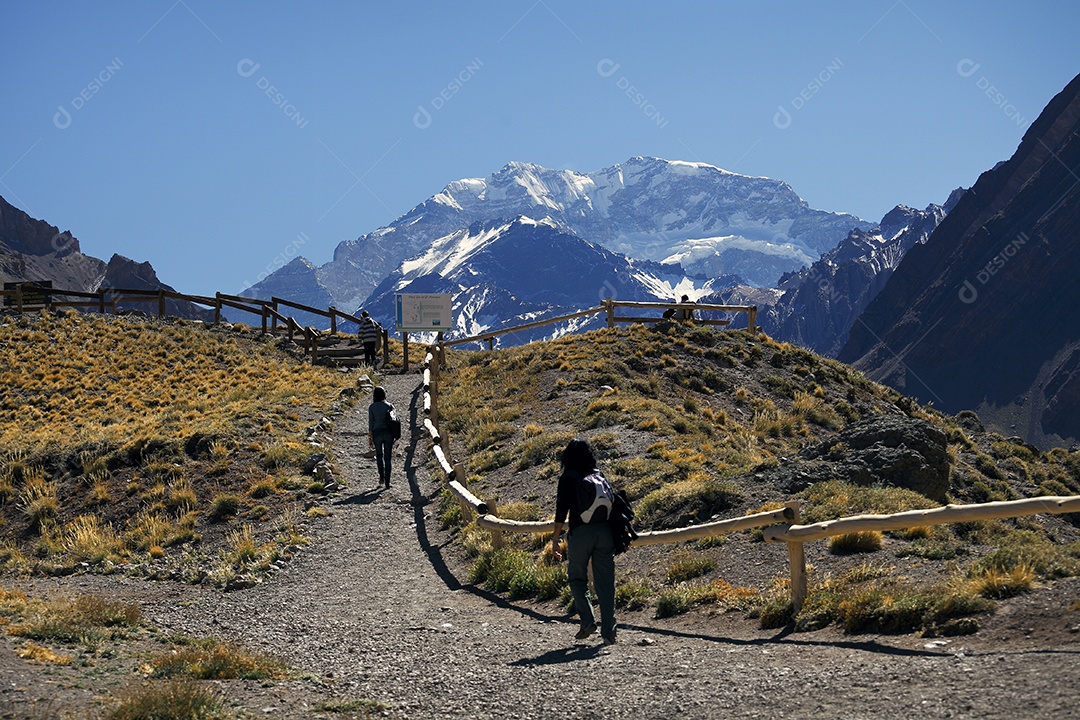 Turistas em uma caminhada pelas montanhas
