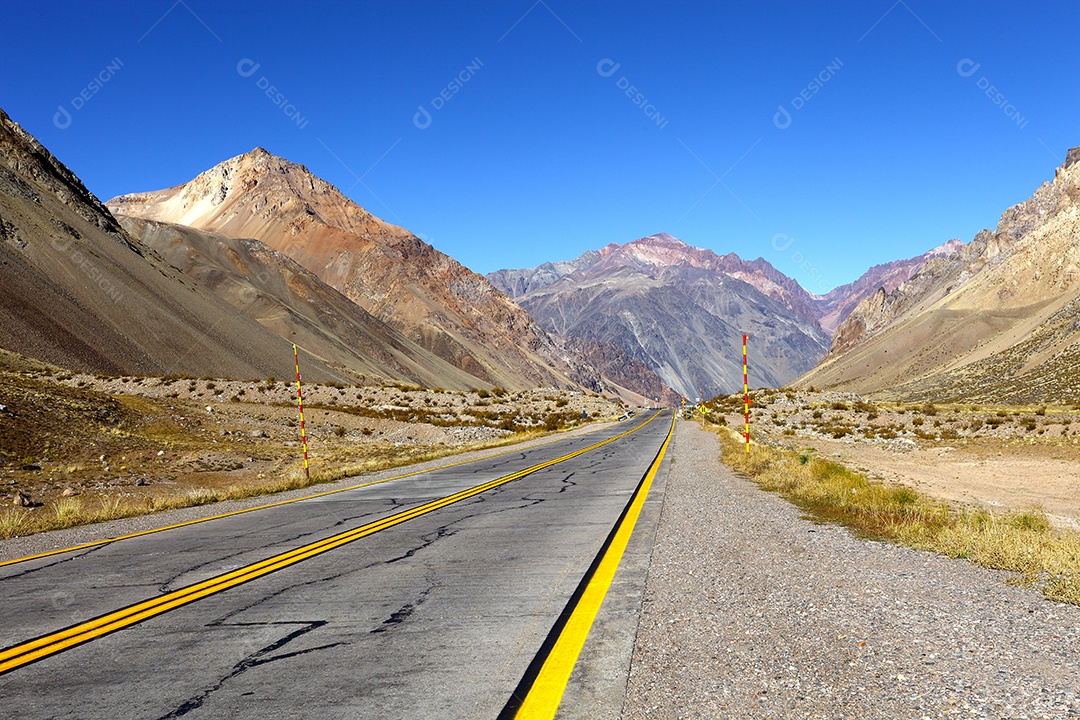 Uma linda paisagem de montanhas com estrada ao meio